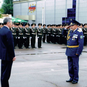 Командир войсковой части докладывает Министру по ЧС В Храпунову О готовности личного состава