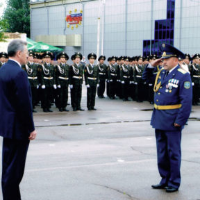 Le commandant de l'unité militaire rend compte au ministre des Situations d'urgence V. Khrapunov de l'état de préparation du personnel