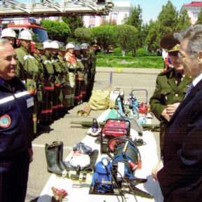 Le Ministre des Situations d'urgence V.Khrapunov inspecte l'état de préparation des services d'incendie de la ville de Taraz