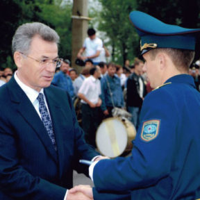 Министр по ЧС В Храпунов вручает воину ключи и документацию от новой техники