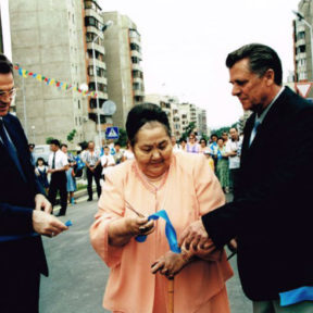 Открытие бульвара им Мендыкулова с участием вдовы Мендыкулова 2000 год