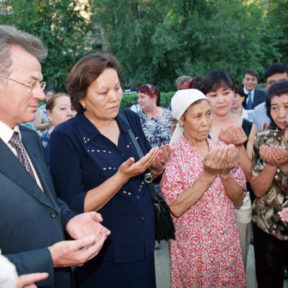 Старейшая женщина благословляет мэра