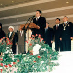 Discours de V. Khrapunov aux fils des symboles de l'état du Kazakhstan à la nouvelle capitale Astana 1997