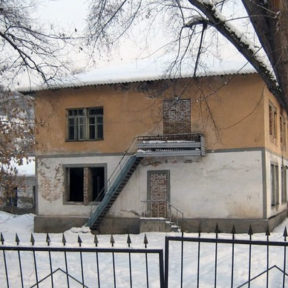 Bâtiment scolaire abandonné à Almaty