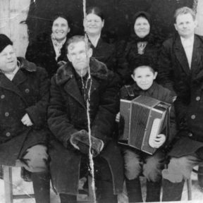 В центре дядя Евгений Алексеевич, с гармошкой Виктор г. Серебрянск 1962